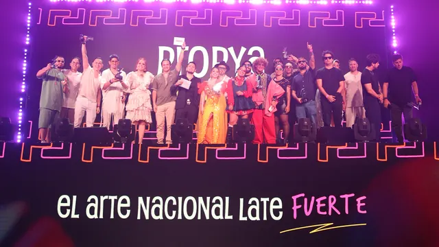 Los premiados sobre el escenario, bajo el lema El arte nacional late fuerte